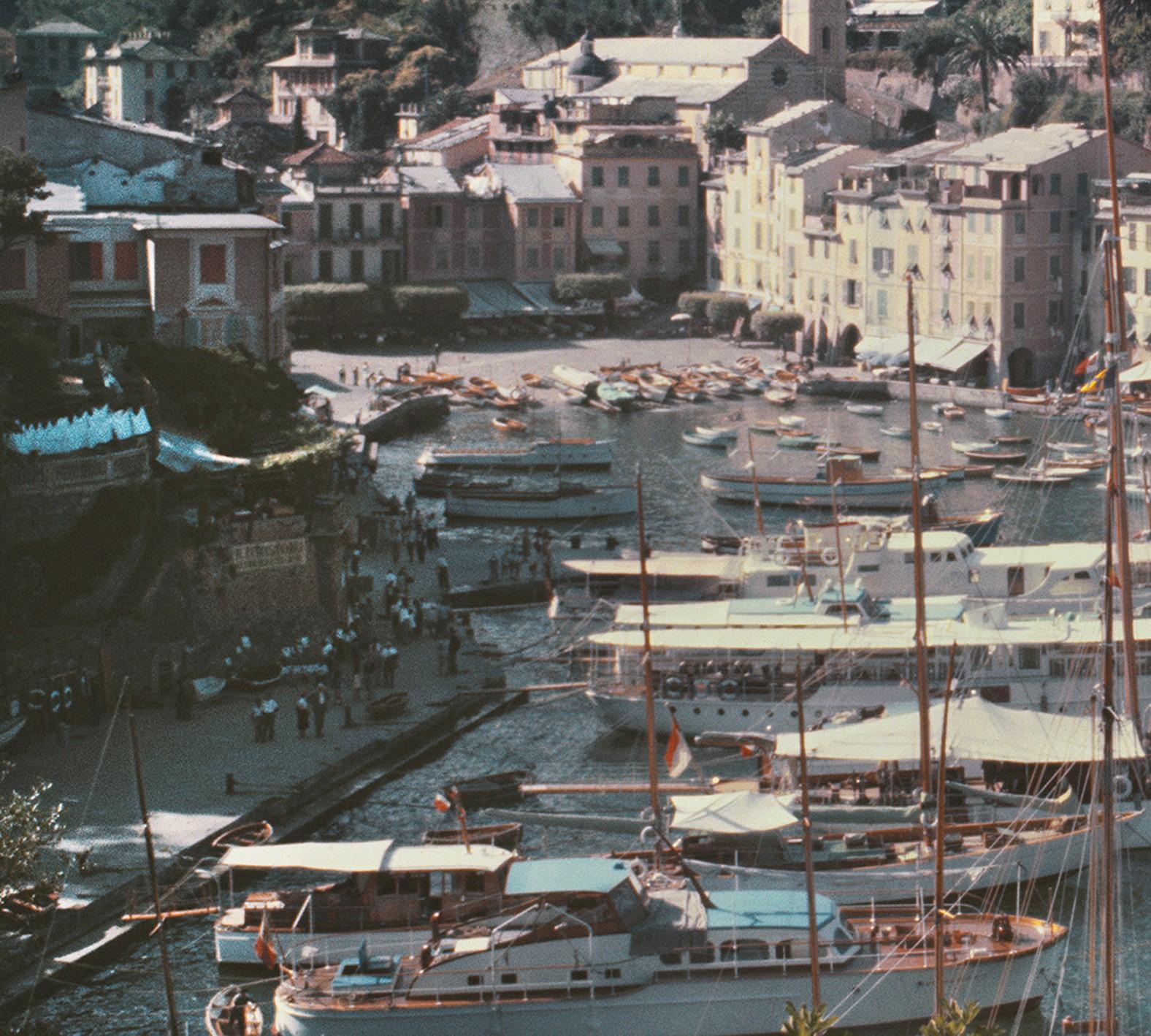 Port de Portofino, 1955 - Yachts et bateaux amarrés dans le port de Portofino

Tirage 16 x 20