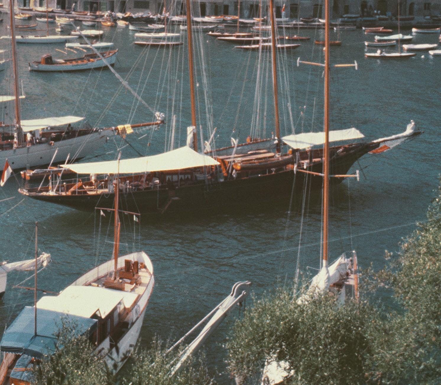Port de Portofino, 1955 - Yachts et embarcations amarrés dans l'embarcadère du port de Portofino en vente 1
