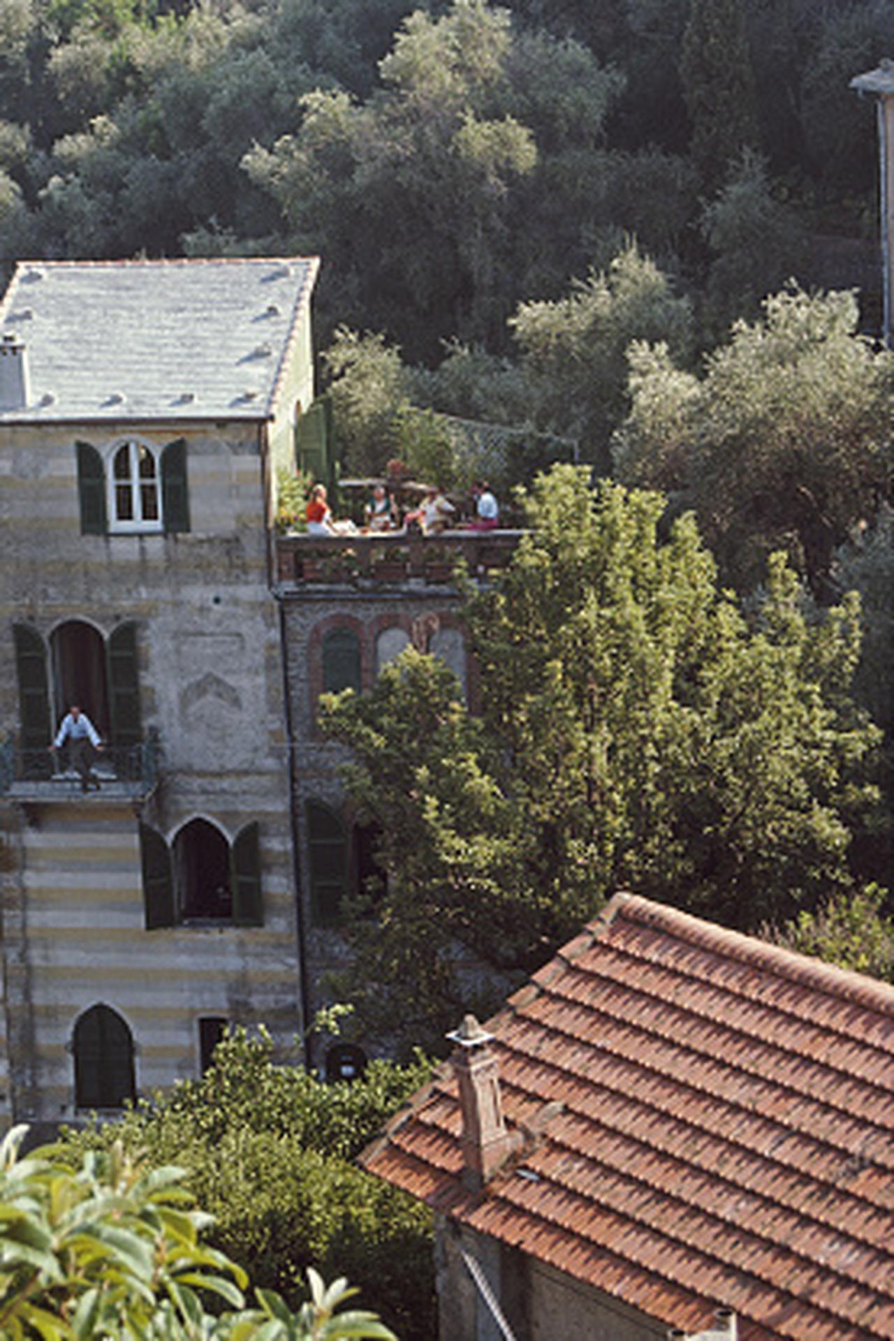 Portofino, Italien, Nachlassausgabe, Landschaftsfotografie (Grau), Color Photograph, von Slim Aarons