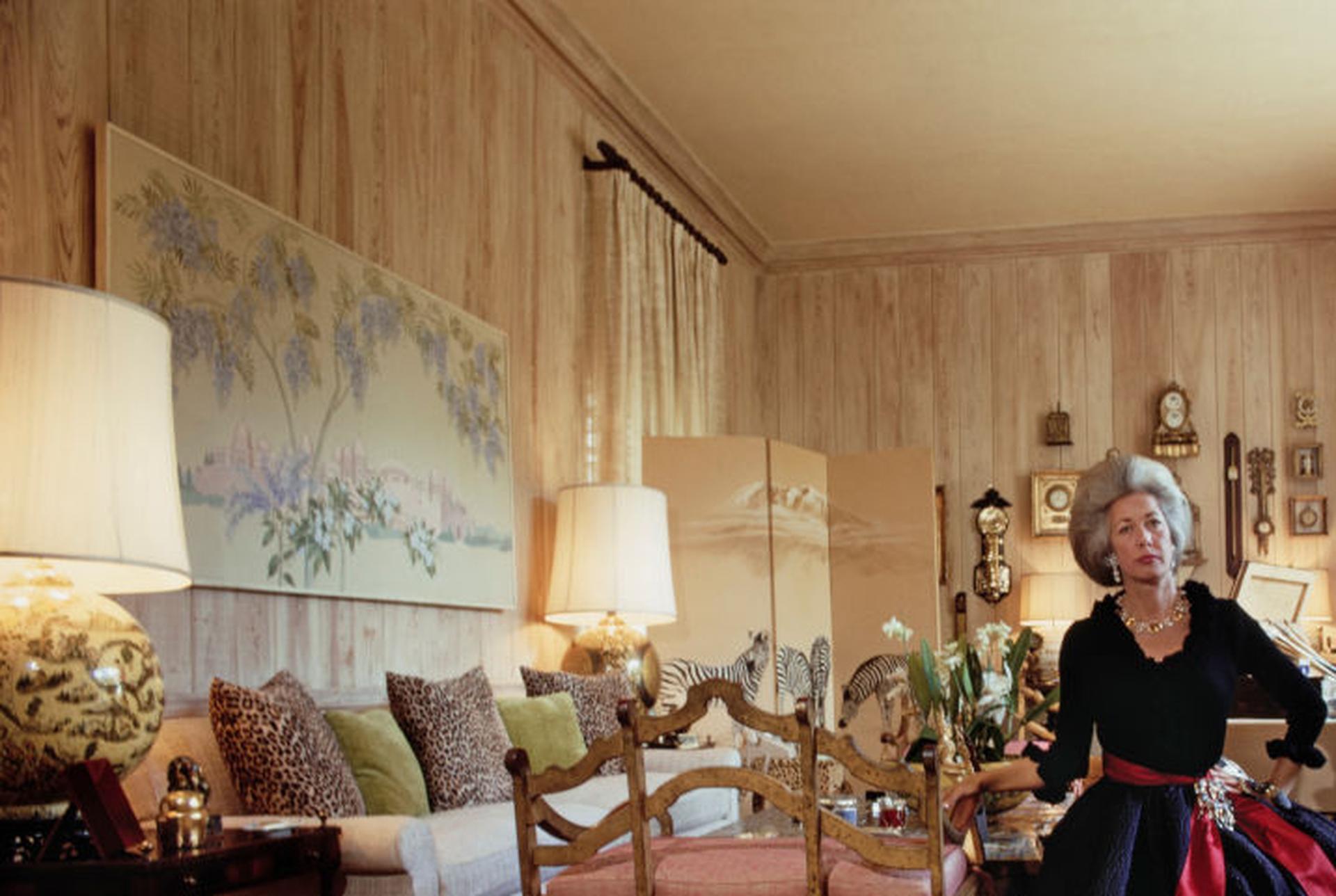 Porträt sitzend, Palm Beach, Nachlassausgabe, Porträtfotografie (Braun), Color Photograph, von Slim Aarons