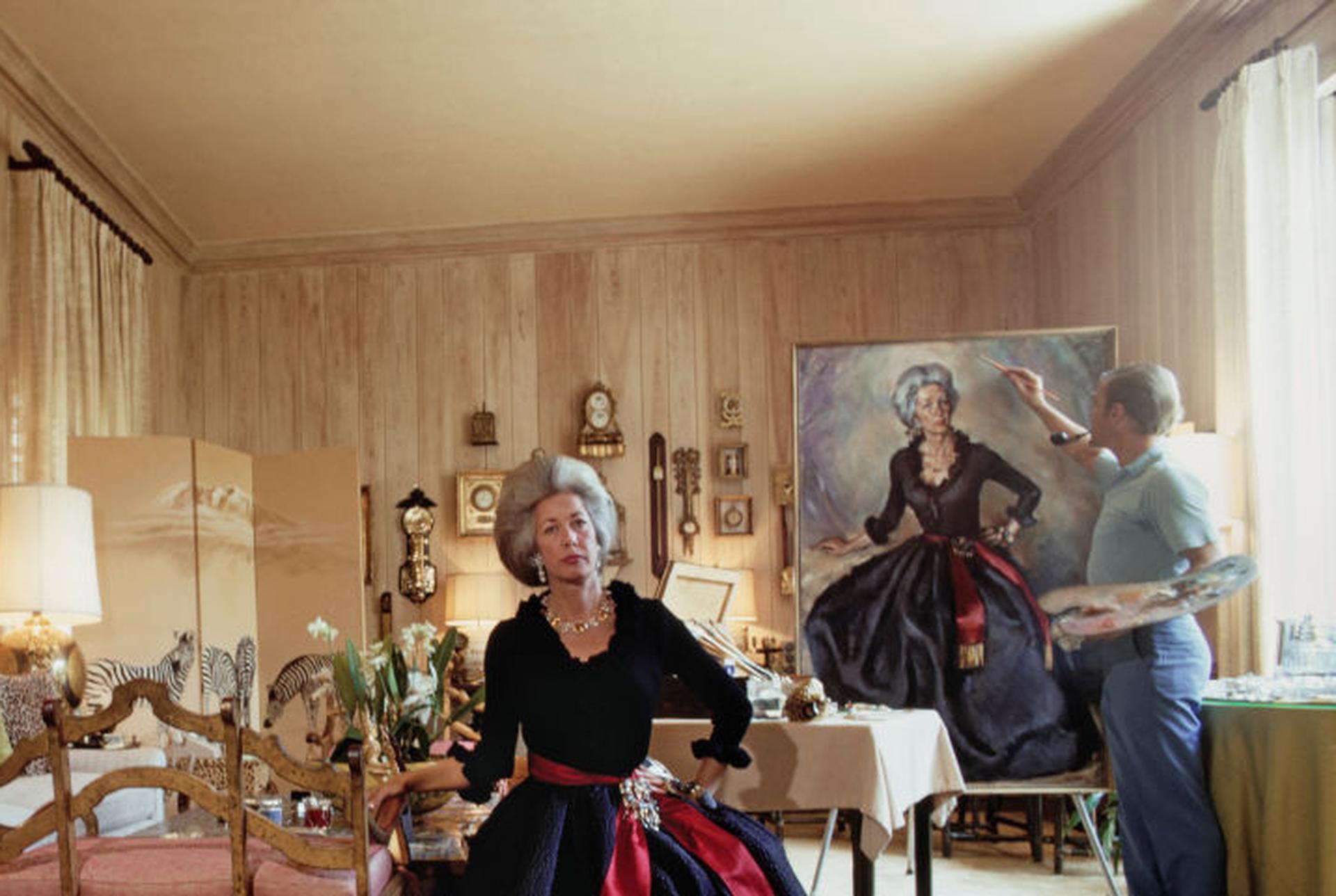 Auf diesem Porträtfoto aus dem Jahr 1970, das von dem Society-Fotografen Slim Aarons aufgenommen wurde, posiert Diana 'Dysie' Davie, die Frau von T. Bedford Davie, für den Maler John Orr in ihrem Haus in der Worth Avenue in Palm Beach,

Dies ist
