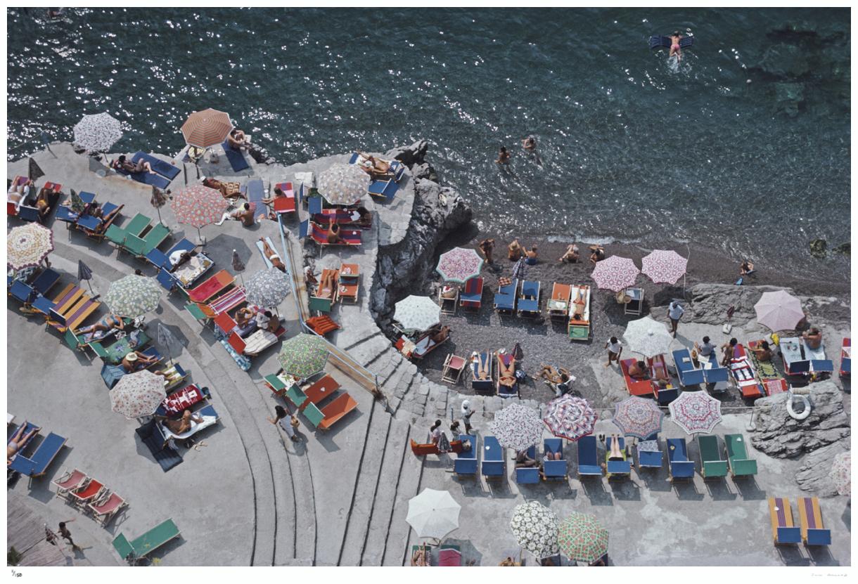 Plage de Positano 1979 - Slim Aarons

Vue en plongée des baigneurs et des parasols sur la plage de La Scogliera à Positano, Italie, 1979.
40 x 60" pouces / 101 x 152 cm format du papier 

Photo par Slim Aarons

Imprimé cette année

Certificat