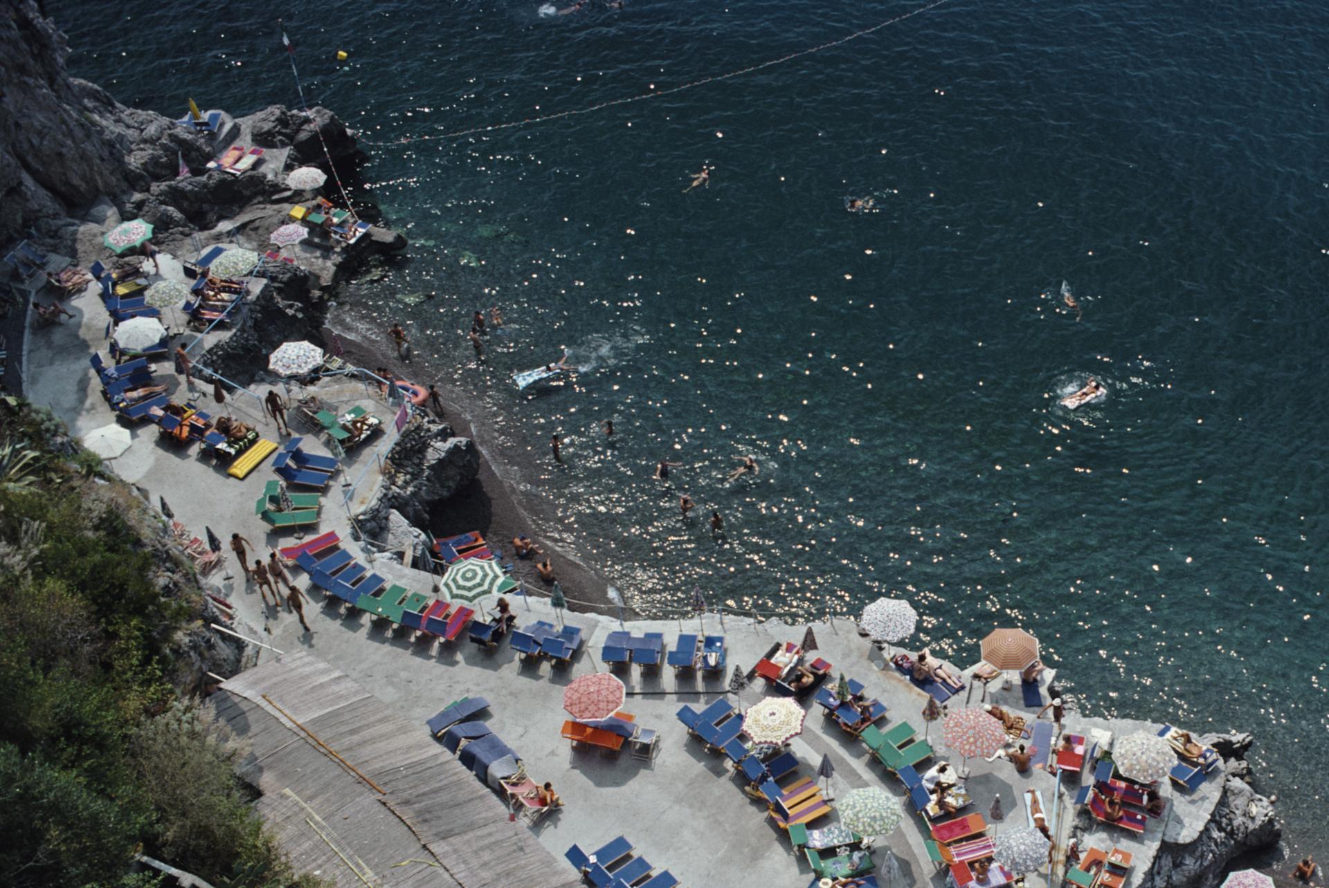 Positano Beach, Édition de succession - Noir Landscape Photograph par Slim Aarons