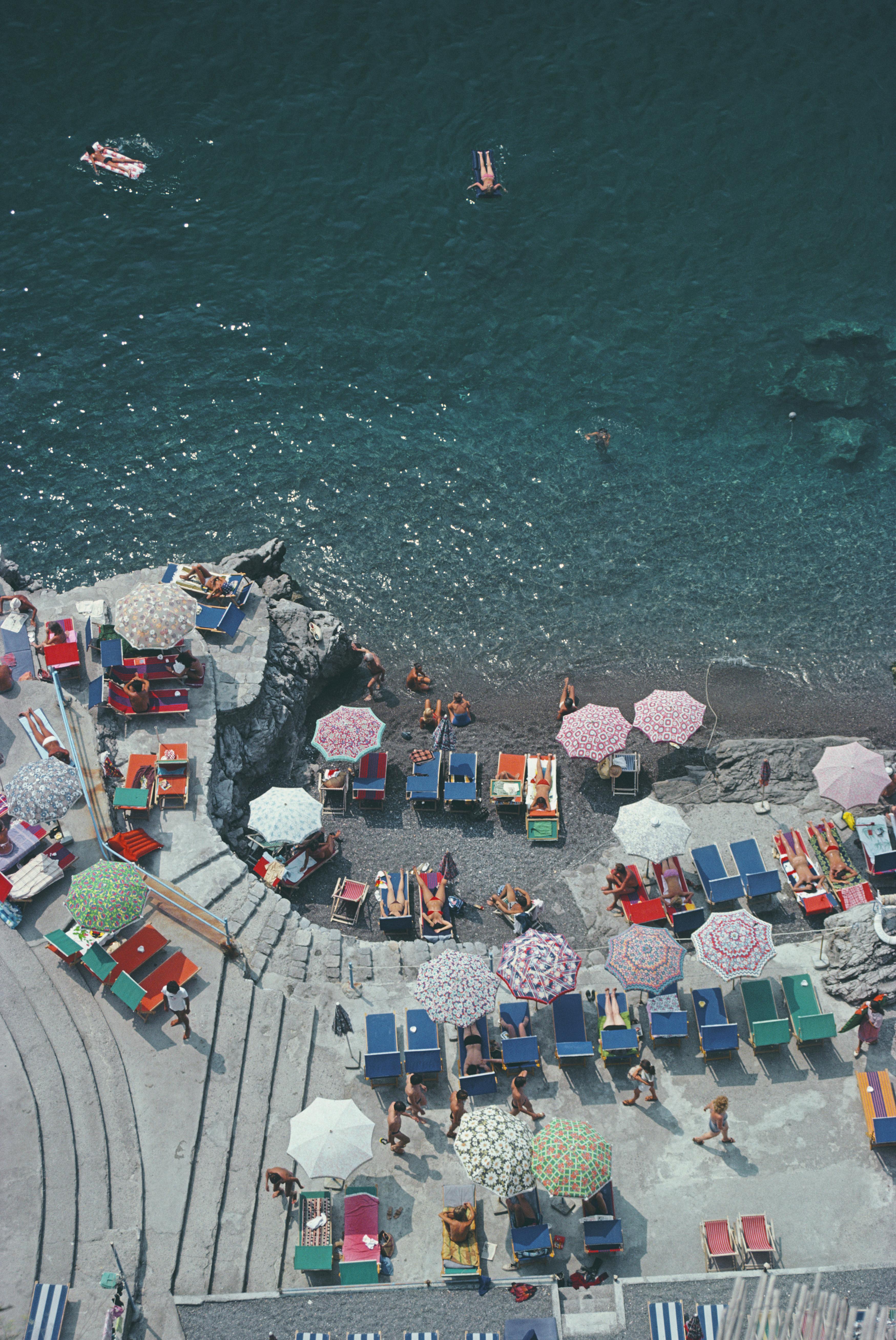 Slim Aarons Portrait Photograph – Positano Beach, Nachlass-Ausgabe