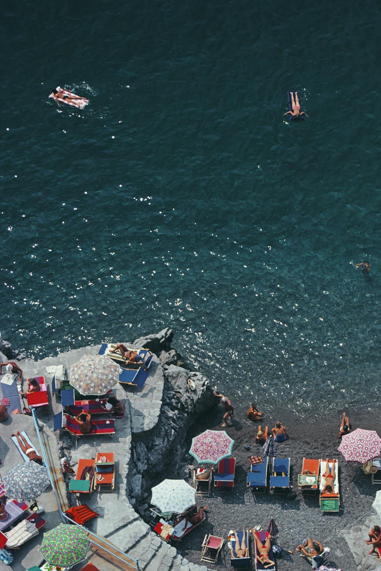 Positano Beach, Édition de succession - Gris Color Photograph par Slim Aarons