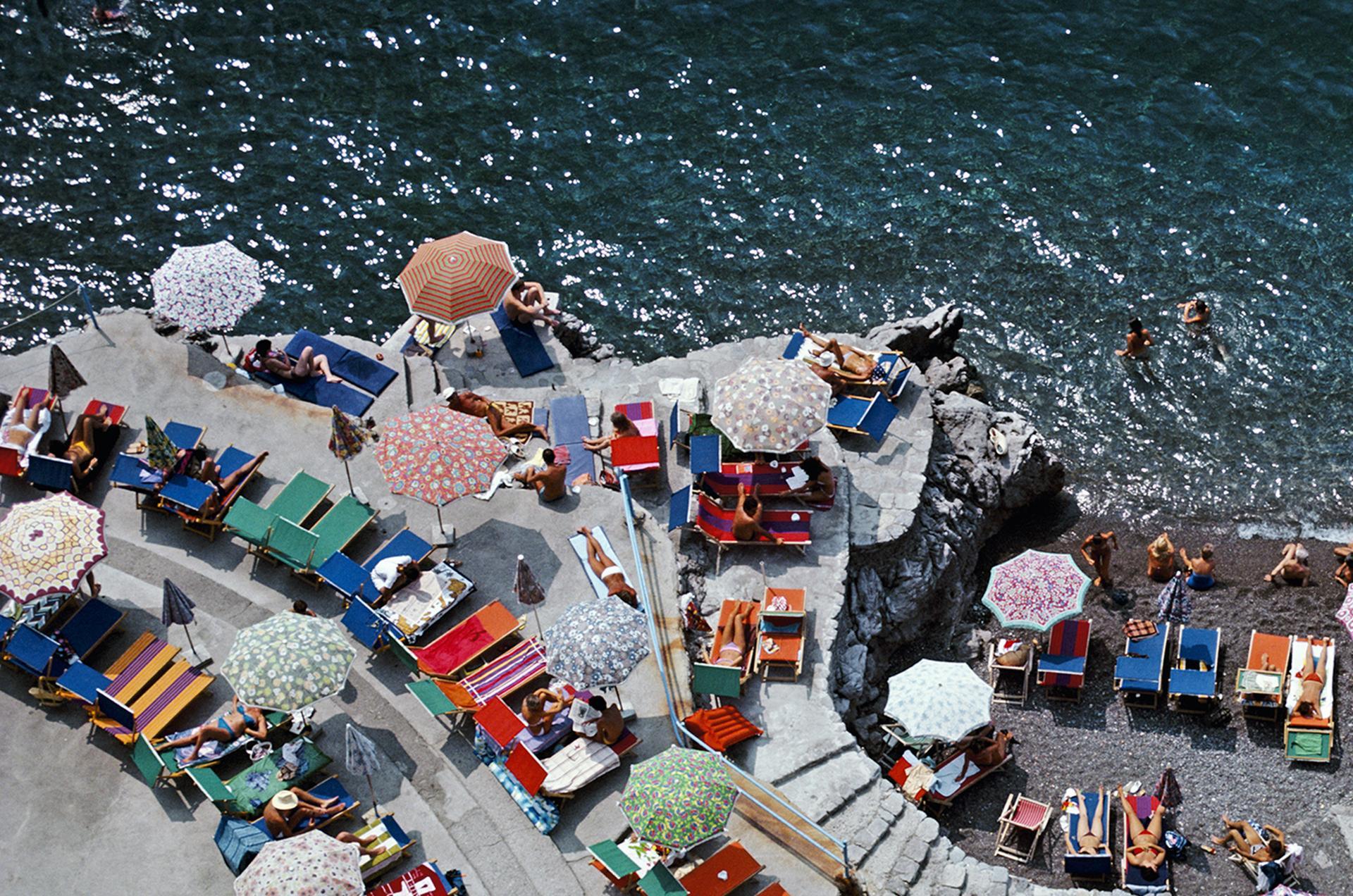 Plage de Positano, Italie, édition patrimoniale, photographie de paysage - Noir Figurative Photograph par Slim Aarons