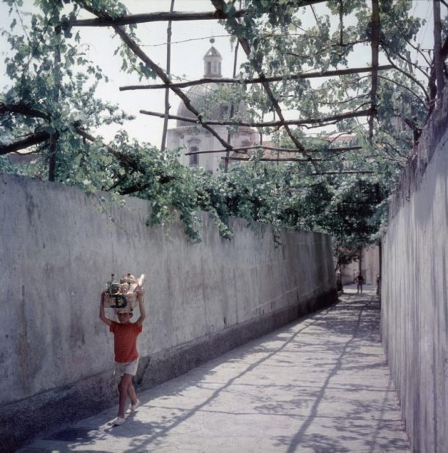 Positano 
1958
by Slim Aarons

Slim Aarons Limited Estate Edition

A little boy carries a basket of groceries home in Positano, 1958

unframed
c type print
printed 2023
20 x 20"  - paper size


Limited to 150 prints only – regardless of paper