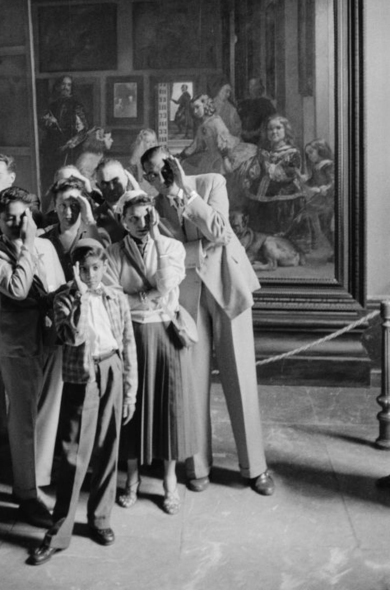 Prado Visitors, Madrid, Estate Edition, Portrait Photograph For Sale 3