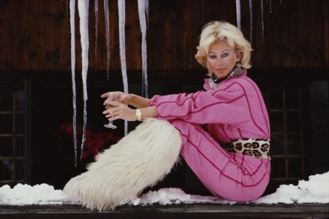 Principessa Bianca 
1985
da Slim Aarons

Slim Aarons Edizione Limitata Estate

La principessa Bianca Hanau-Schaumburg nel suo chalet di Gstaad, 1985.

non incorniciato
c stampa di tipo
stampato 2023
16×20 pollici - formato carta


Limitato a 150