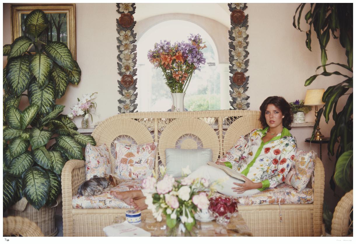 Princesse Caroline de Monaco 1981 - Slim Aarons

La princesse Caroline de Monaco dans la salle du jardin d
hiver de sa maison située dans l
enceinte du palais, Monte-Carlo, Monaco, août 1981

40 x 60" pouces / 101 x 152 cm format du papier 

Photo