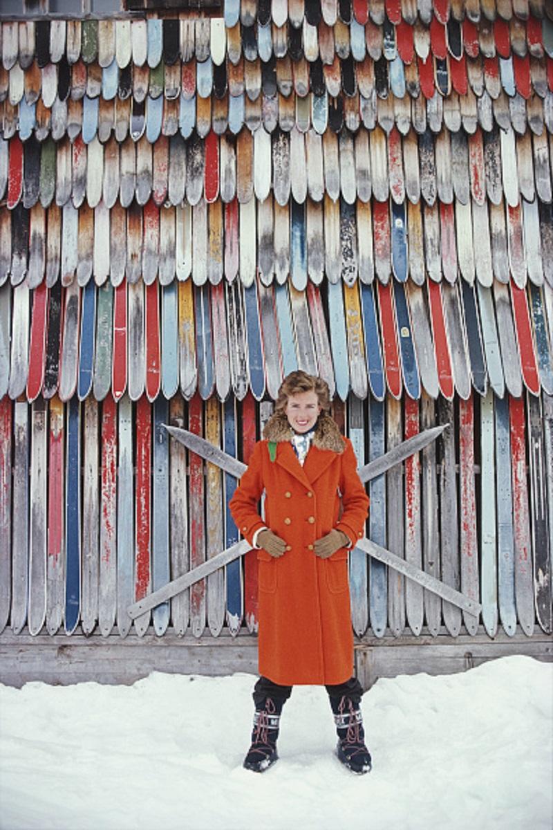 La princesa Ruspoli" 1979 Slim Aarons Edición Limitada Estate Print 

La princesa Lucía Ruspoli ante un colorido muro de viejos esquís en Lech am Arlberg, Austria, febrero de 1979. 
(Foto de Slim Aarons/Hulton Archive/Getty Images)

Producido a