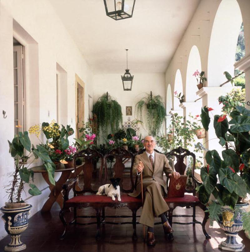 Dieses Porträtfoto aus den späten 1980er Jahren, aufgenommen vom Society-Fotografen Slim Aarons, zeigt Principe DOM Pedro De Orleans E Braganca, Enkel des brasilianischen Kaisers Pedro II. Das Bild zeigt ihn zu Hause mit seinem Hund in Petropolis,