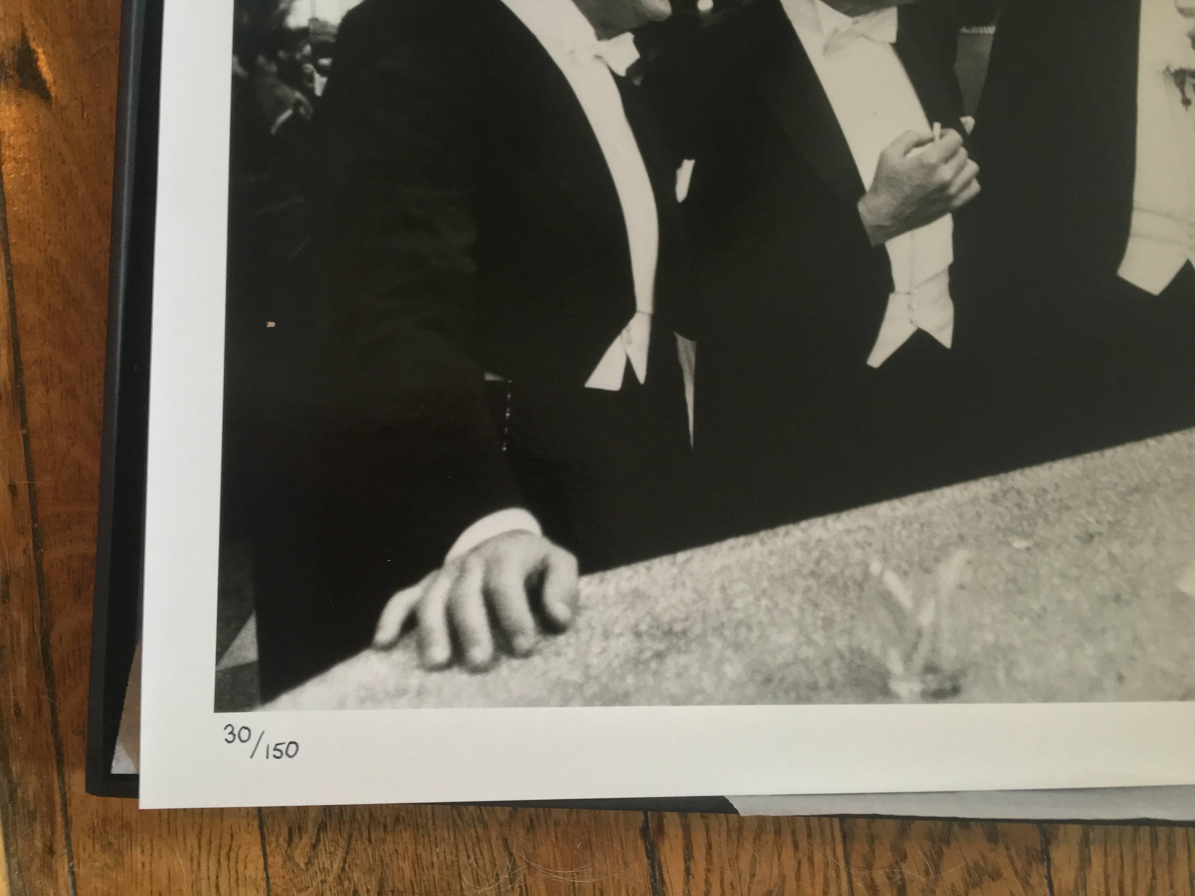 Pussyfooting (Dee Hartford), édition de succession - Réalisme Photograph par Slim Aarons