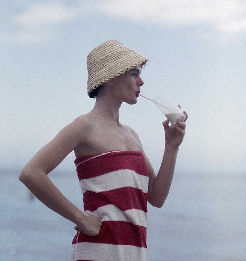 Figurative Photograph Slim Aarons - Pussyfooting (Dee Hartford), édition de succession