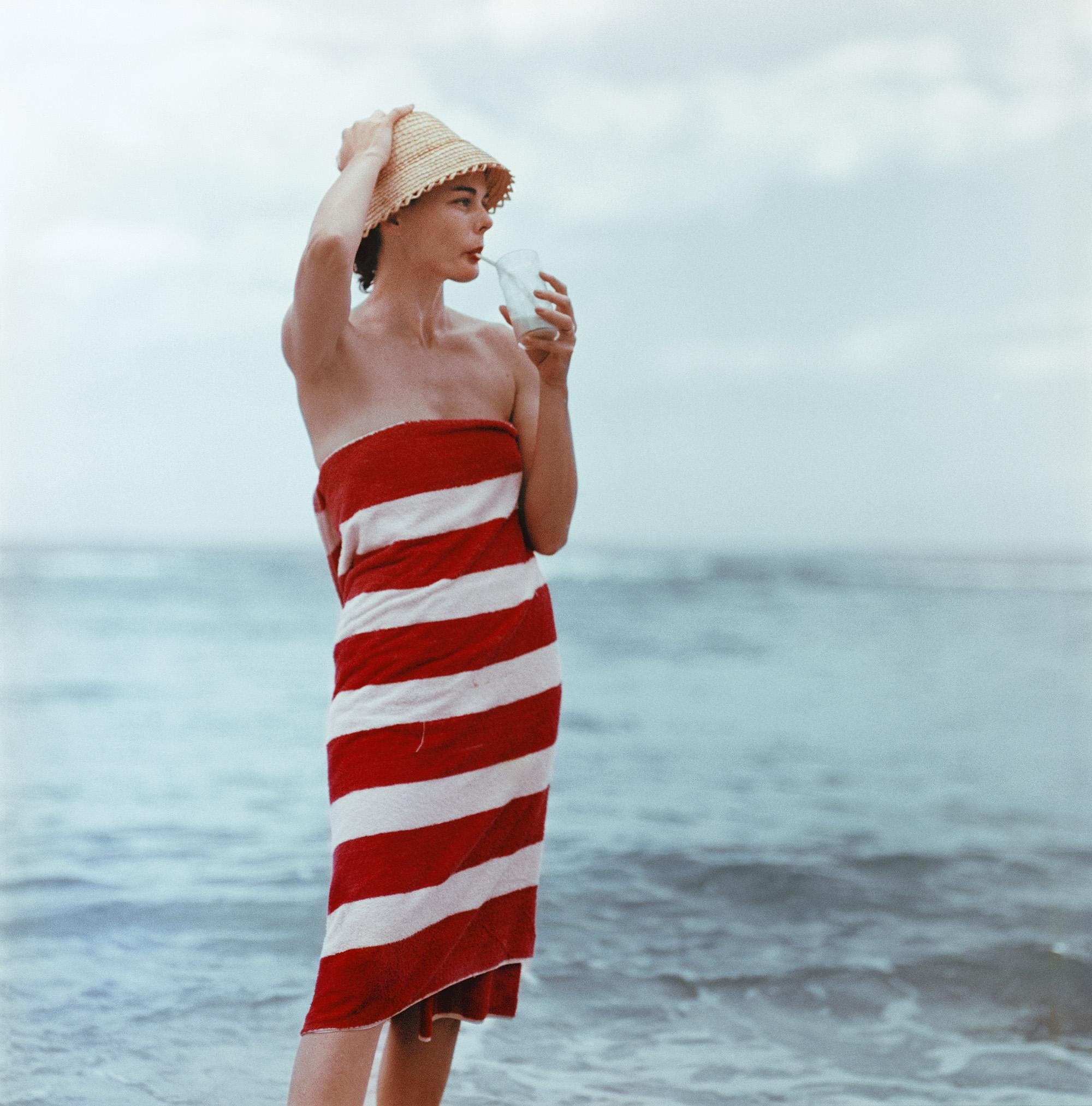 Color Photograph Slim Aarons - Pussyfooting, Jamaïque, édition limitée, photographie de portrait