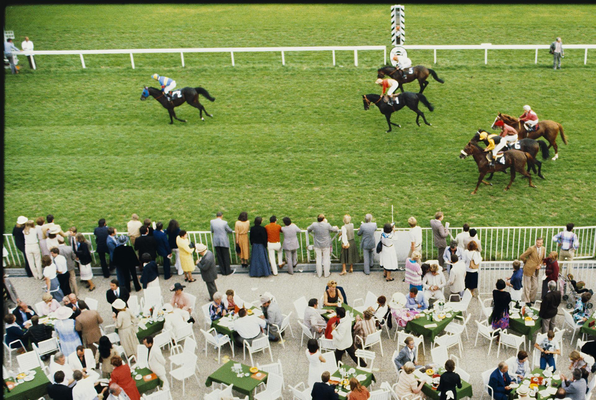 Course de chevaux à Baden Baden, Allemagne, édition limitée, photographie de paysage - Marron Figurative Photograph par Slim Aarons