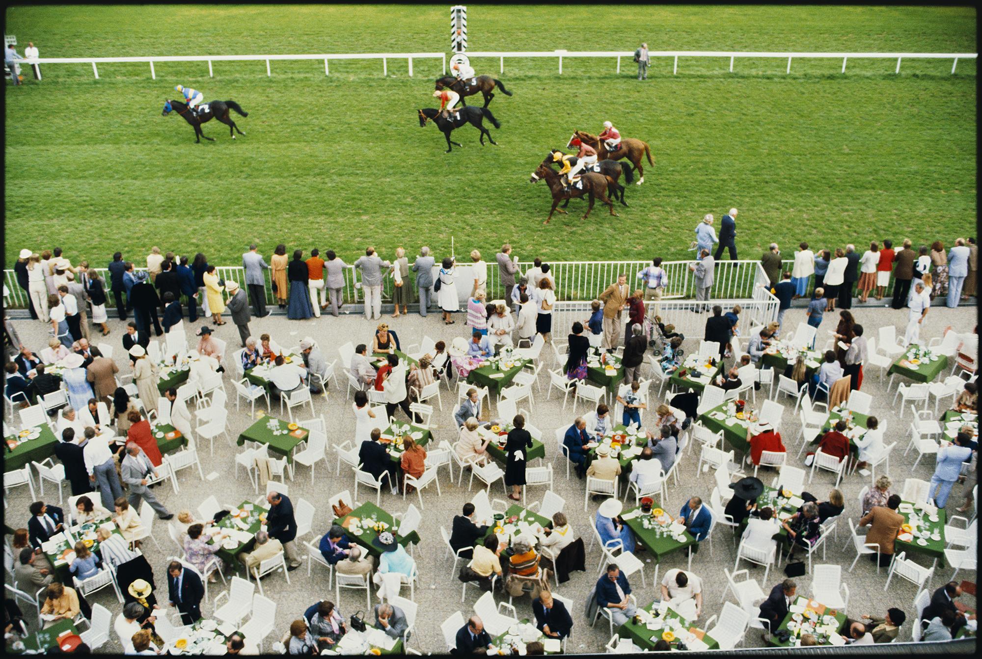 Landscape Photograph Slim Aarons - Course de chevaux à Baden Baden, Allemagne, édition limitée, photographie de paysage