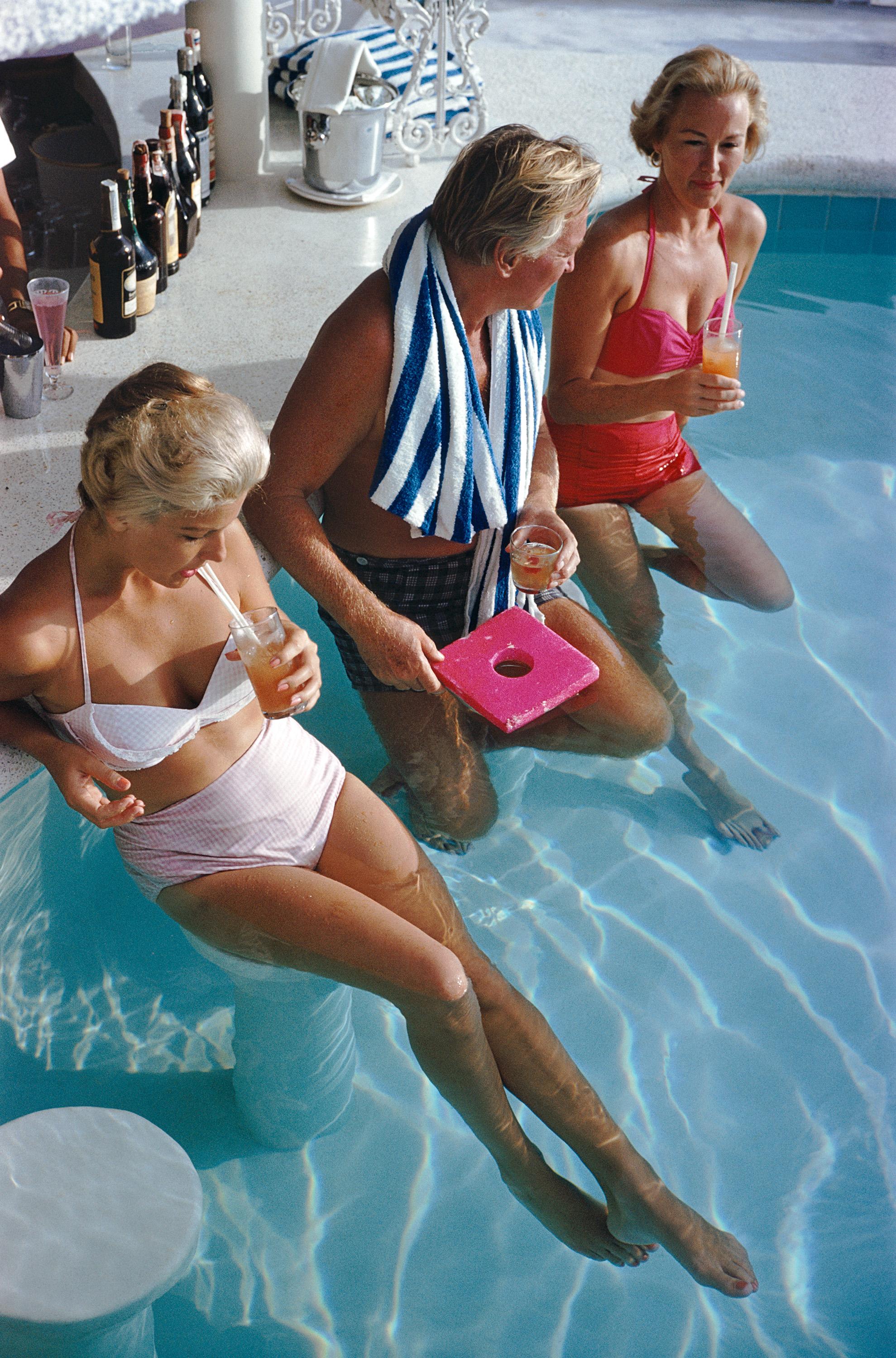 Figurative Photograph de Slim Aarons - Piscina del Club de Raqueta