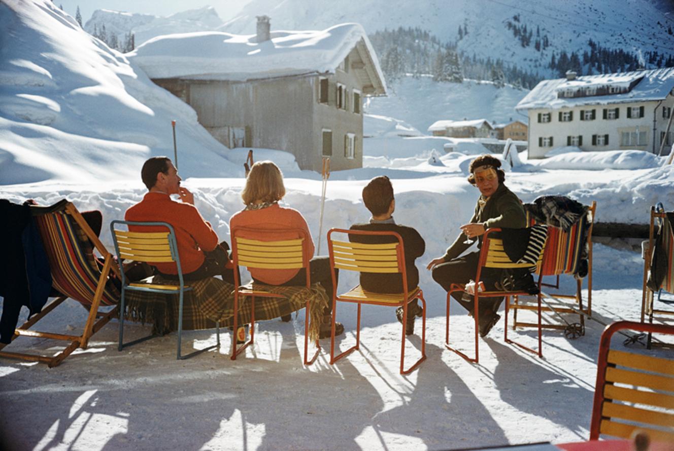 Relajarse en Lech 
1960
por Slim Aarons

Slim Aarons Edición Limitada Estate

Un grupo de personas sentadas al sol en el hotel Gasthof Post de la estación de esquí austriaca de Lech, 1960. 

sin enmarcar
c escribir imprimir
impreso 2023
16×20