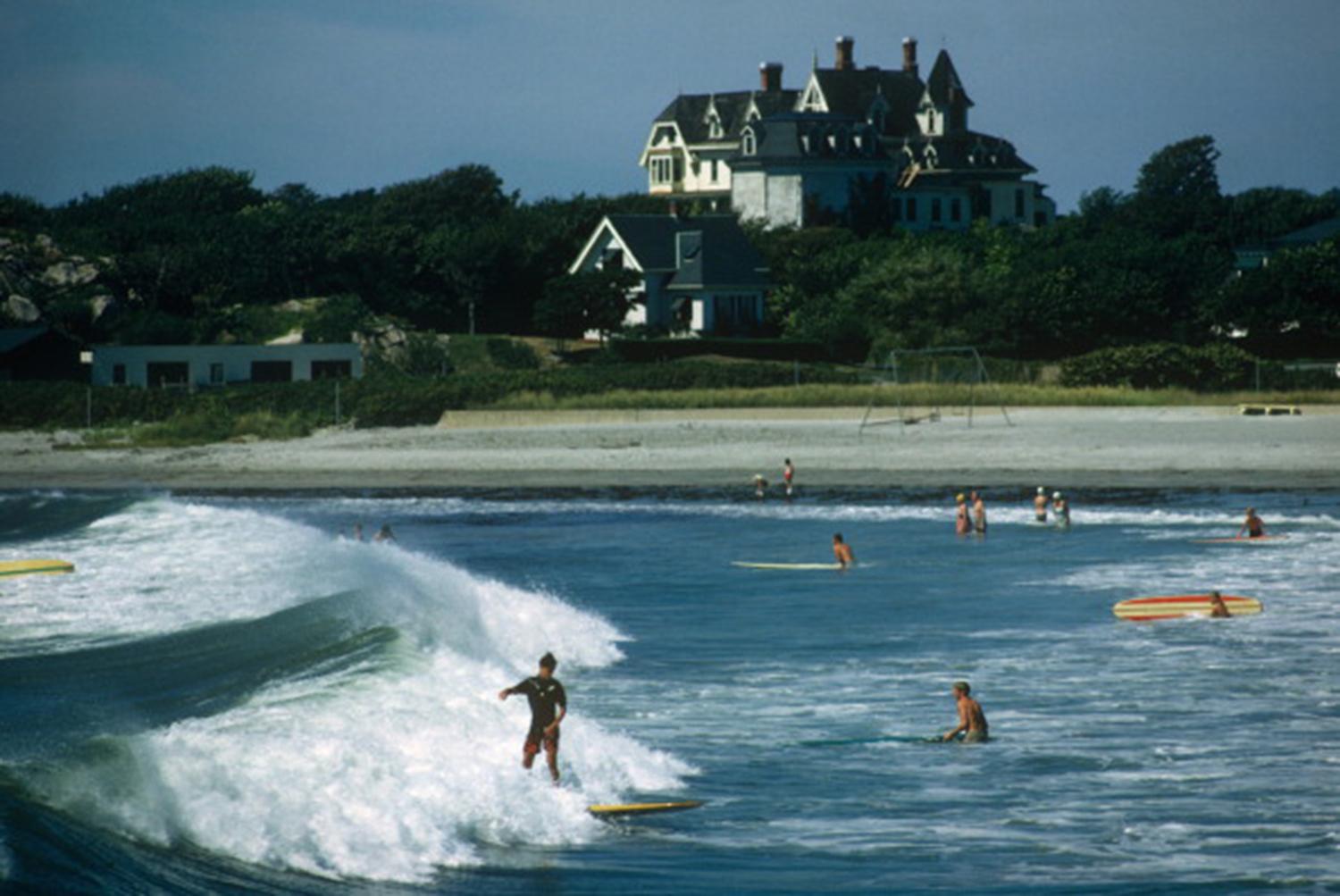 Surfisti al largo di Rhode Island, settembre 1965. (Foto di Slim Aarons/Getty Images)

Slim Aarons Estate Edition, Certificato di Autenticità incluso
Numerato e timbrato dalla Slim Aarons Estate

Edizione moderna con firma a timbro cieco e numero di