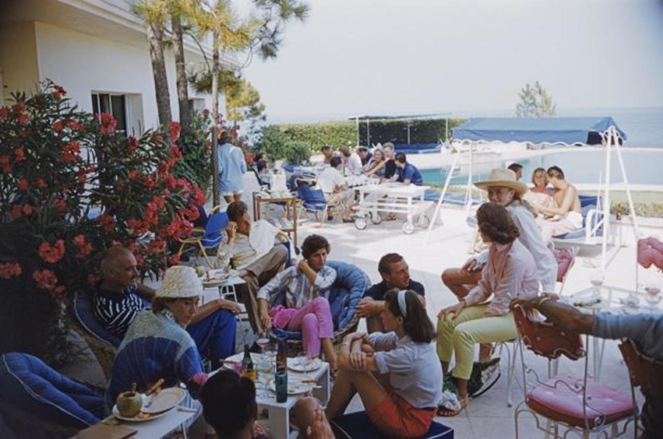 Riviera-Crowd 
1957
von Slim Aarons

Slim Aarons Limited Estate Edition

 Urlauber beim Mittagessen an einem Pool an der französischen Riviera, 1957

ungerahmt
C Typ Druck
gedruckt 2023
16×20 Zoll - Papierformat


Begrenzt auf 150 Abzüge -