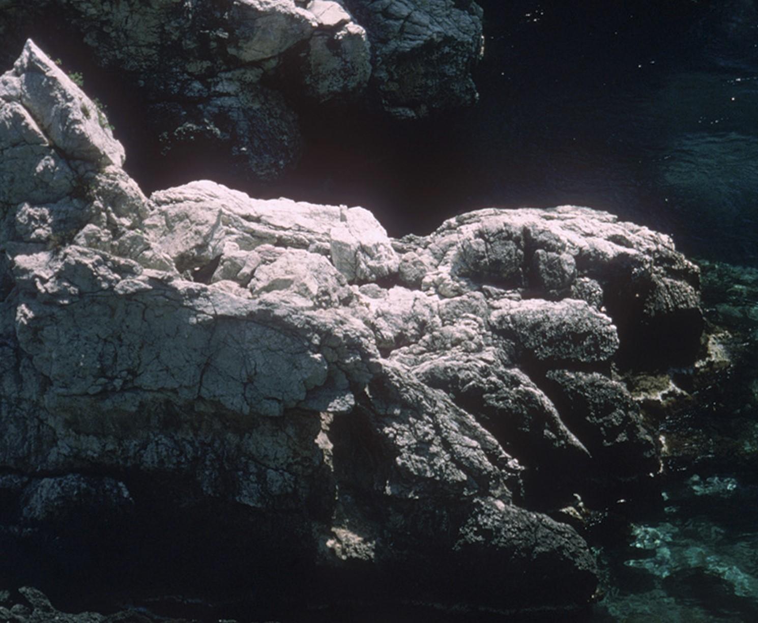 Rudern vor Sizilien, 1975 - Mittelmeerurlaub Sizilien Italienisches Reiseziel (Amerikanische Moderne), Photograph, von Slim Aarons