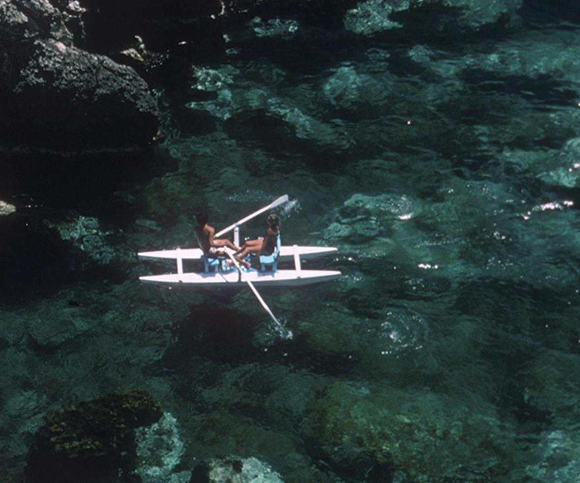 Rudern vor Sizilien, 1975 - Mittelmeerurlaub Sizilien Italienisches Reiseziel (Schwarz), Color Photograph, von Slim Aarons