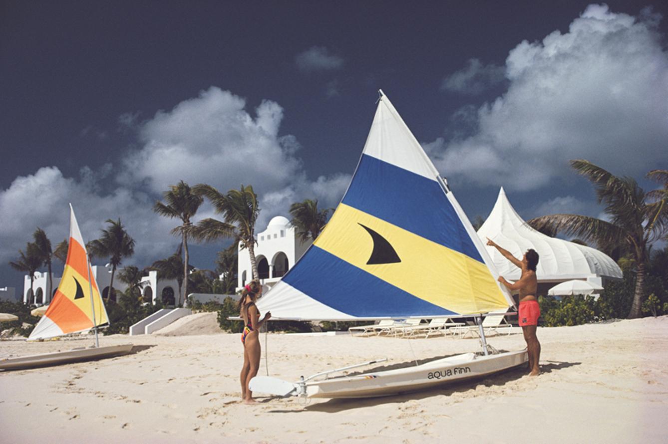 Segeln in Anguilla 
1992
von Slim Aarons

Slim Aarons Limited Estate Edition

Ein Ehepaar stellt das Segel seines Beibootes in einem Luxusresort auf der Insel Anguilla in den Westindischen Inseln ein, Januar 1992

ungerahmt
C Typ Druck
gedruckt