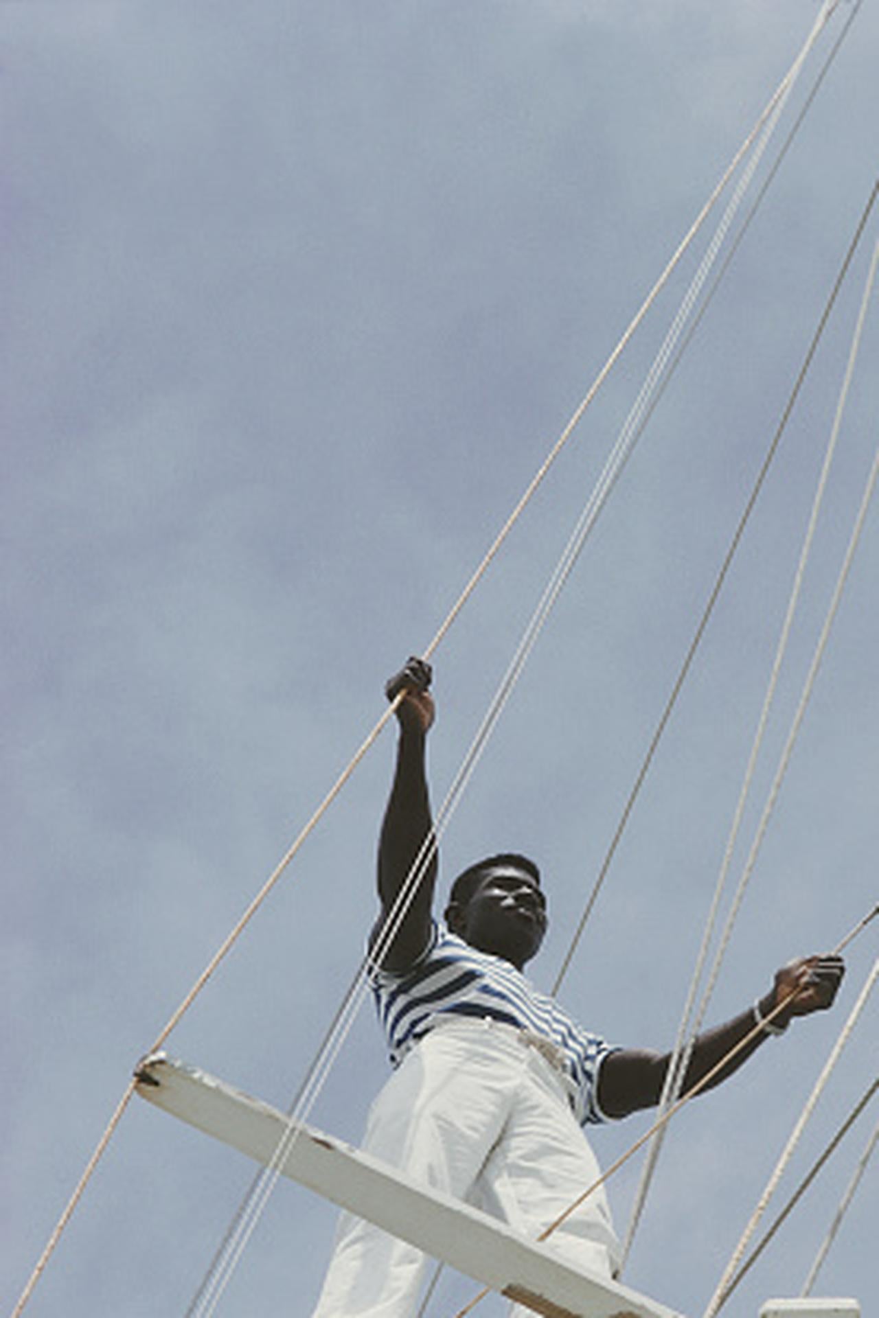 Segeln in Lyford Cay, Bahamas, Nachlassausgabe, Porträtfotografie (Grau), Color Photograph, von Slim Aarons