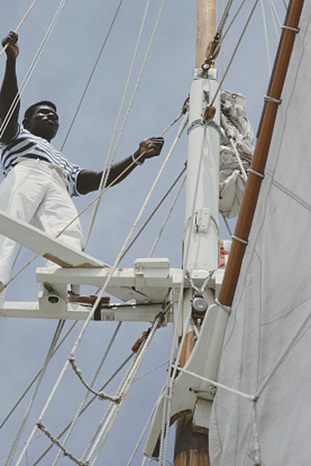 Vela a Lyford Cay, Bahamas, Edizione Estate, Ritratto Fotografico in vendita 1