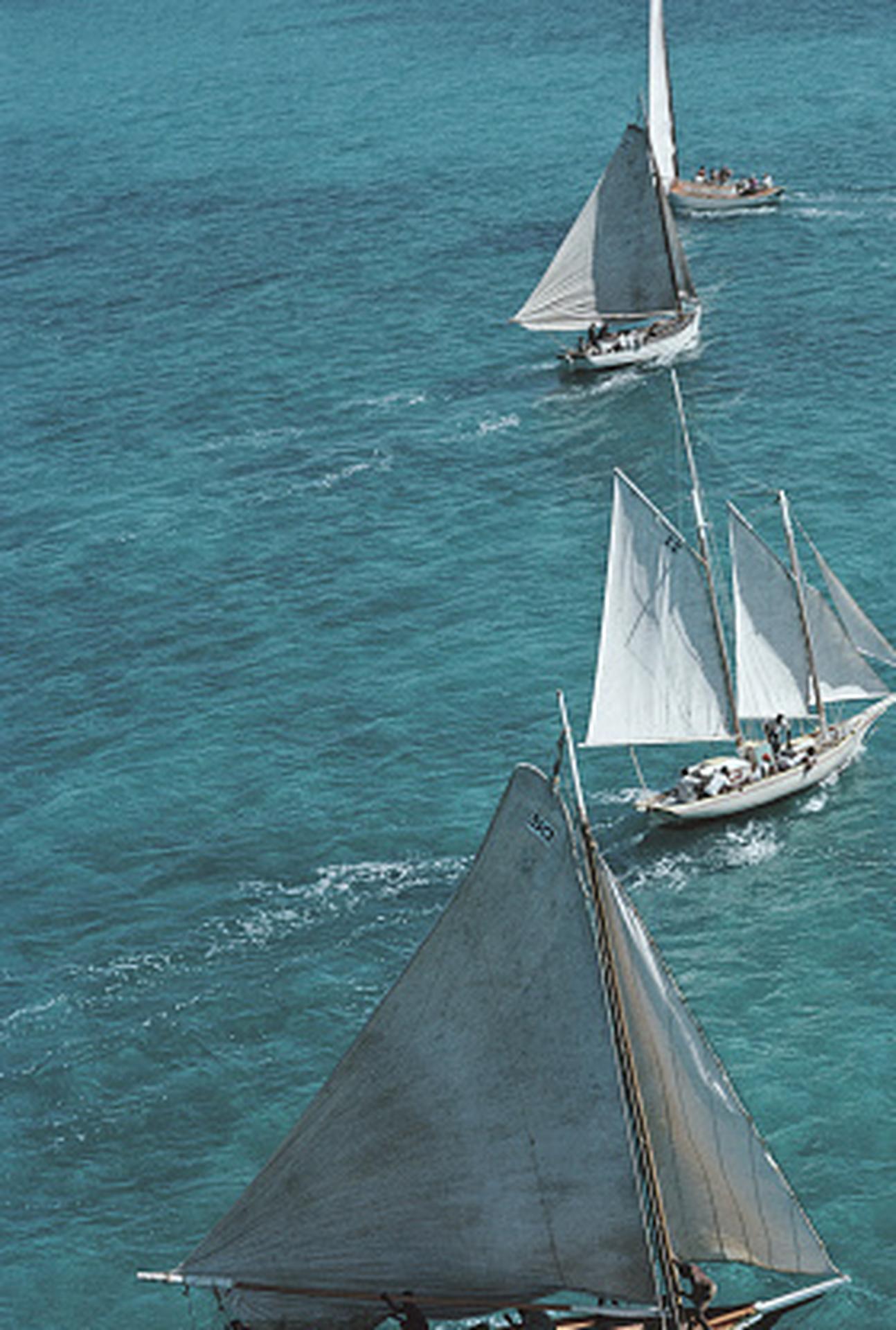 Vela alle Bahamas, Edizione Estate, Fotografia di paesaggio - Color Photograph Blu di Slim Aarons