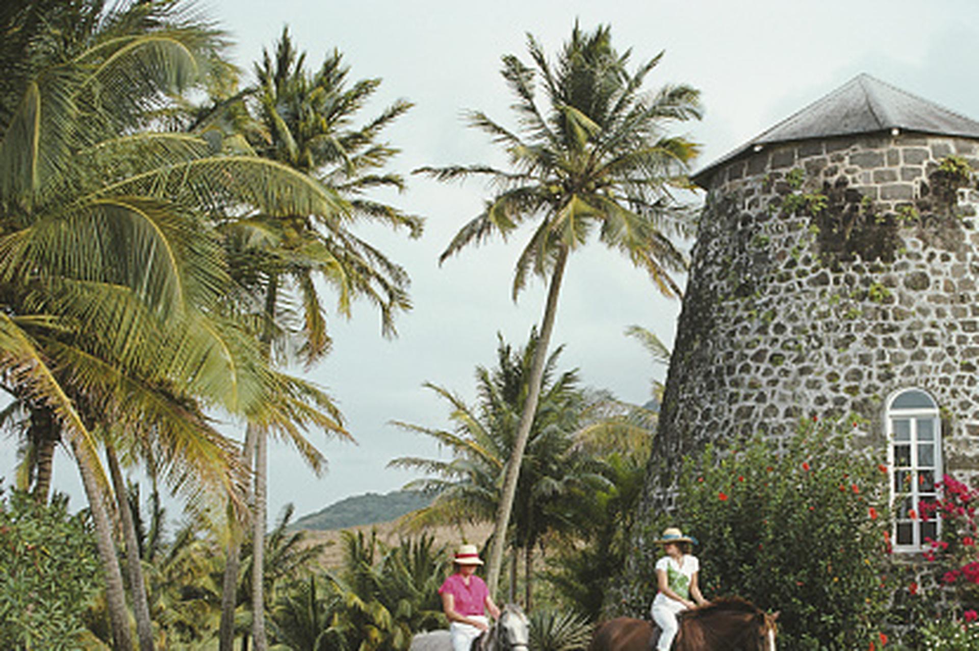 Saint-Christophe-et-Niévès, Antilles, édition patrimoniale, photographie de paysage - Marron Color Photograph par Slim Aarons