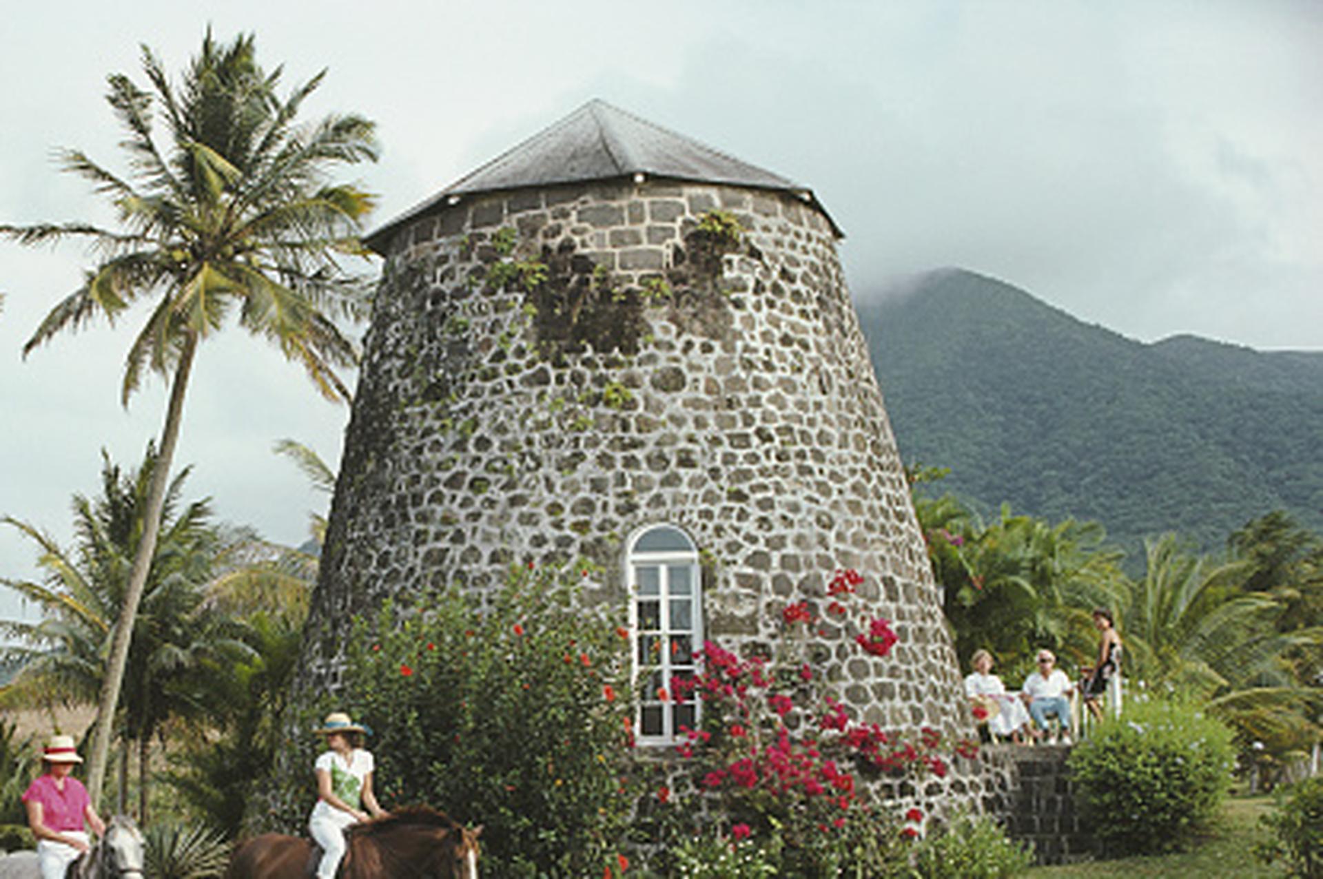 Ce portrait de la fin des années 1980, pris par le photographe de société Slim Aarons, montre deux personnes faisant de l'équitation à l'auberge Rawlins Plantation, Saint-Kitts-et-Nevis, Antilles, mars 1984.

Il s'agit d'une édition de 150