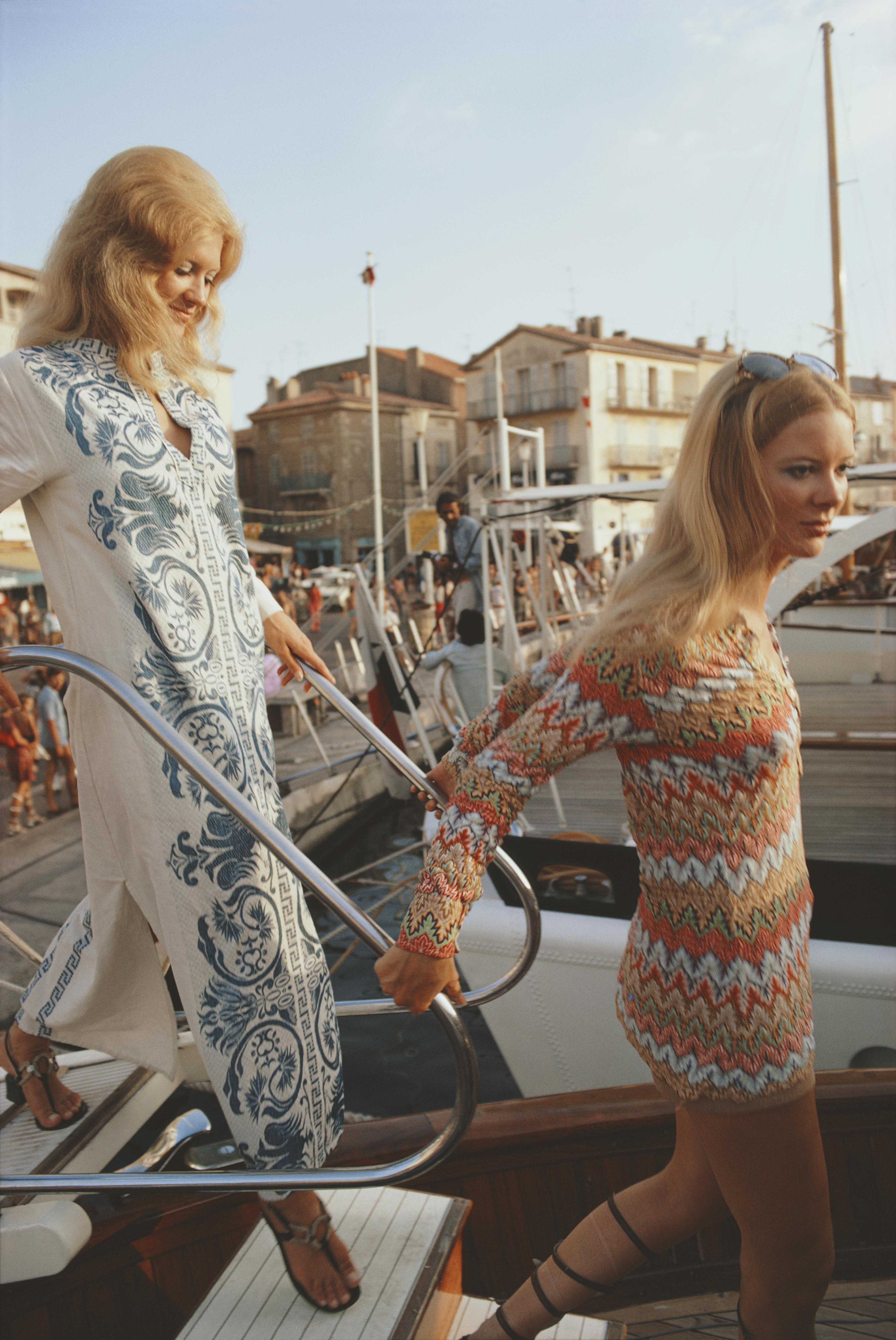 saint-Tropez 1971 Slim Aarons Edition limitée du domaine 

Deux jeunes femmes, l'une portant un caftan, montent sur un yacht sur le front de mer de Saint-Tropez, France, août 1971. 

Produit à partir de la transparence originale
Certificat