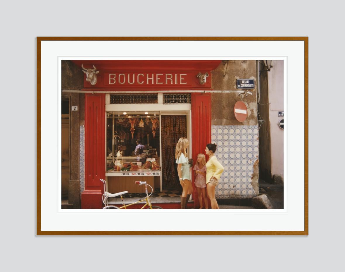 Saint-Tropez Boucherie 1971 Slim Aarons Edition estampillée de la succession  en vente 1