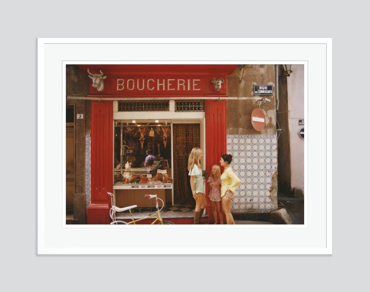 Saint-Tropez Boucherie 1971 Slim Aarons Edition estampillée de la succession  en vente 2
