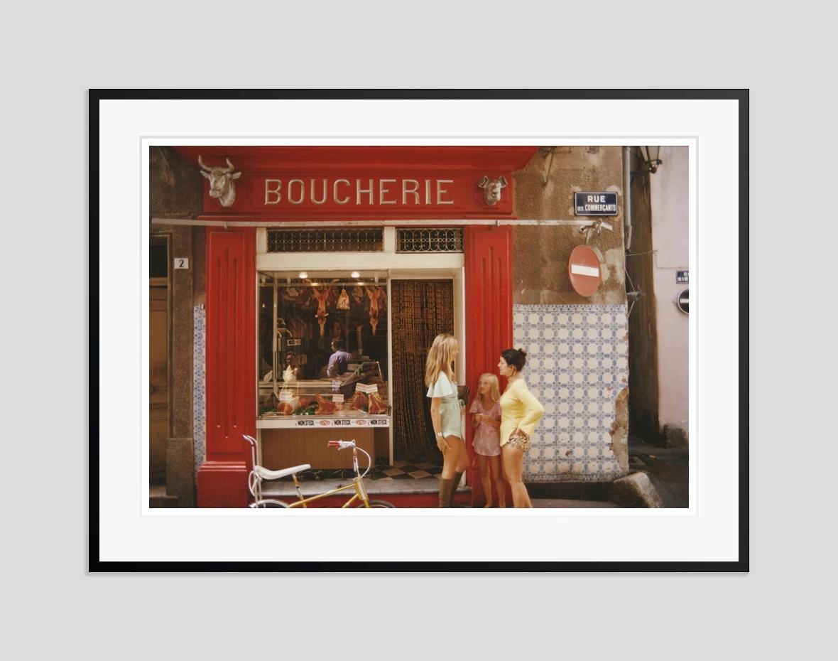 Saint-Tropez Boucherie 1971 Slim Aarons Edition estampillée de la succession  en vente 3