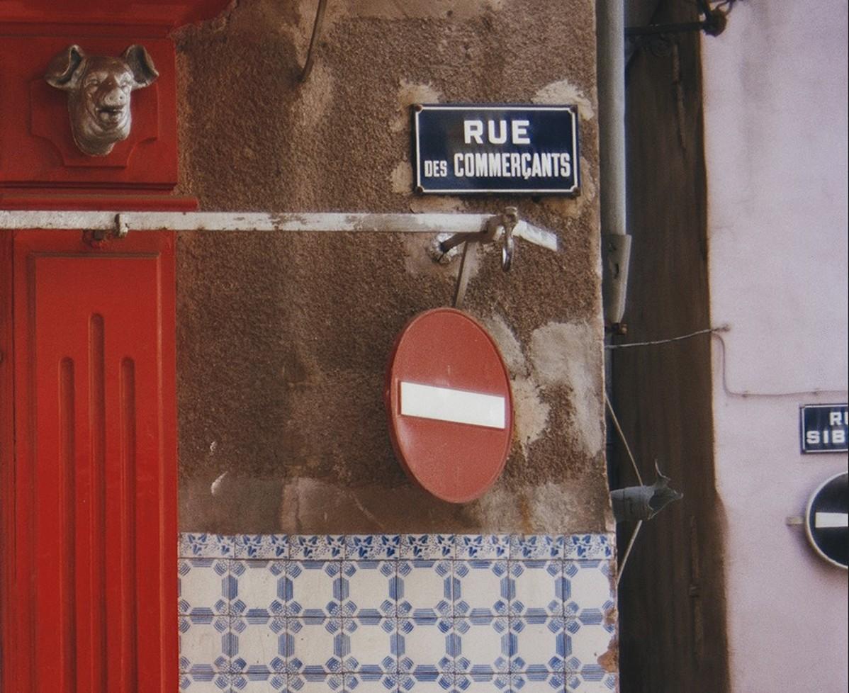 Boucherie di Saint Tropez, agosto 1971 - Donne in pantaloncini colorati fuori dal Butching di Slim Aarons

Stampa 16 x 20