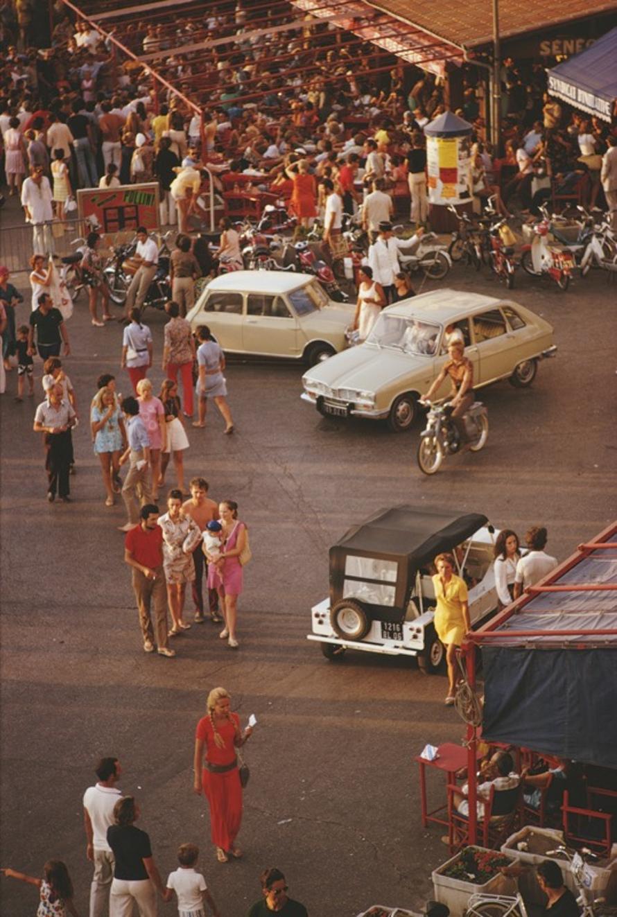 Saint-Tropez 
1970
by Slim Aarons

Slim Aarons Limited Estate Edition

Cars and pedestrians on the busy seafront at Saint-Tropez, in southeastern France, September 1970.

unframed
c type print
printed 2023
20 × 16 inches - paper size


Limited to