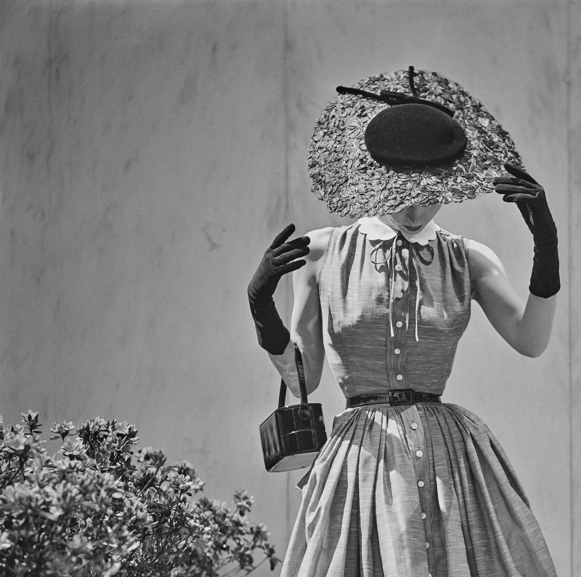 Este retrato de mediados de la década de 1950, capturado por el fotógrafo de sociedad Slim Aarons, muestra a una joven modelando un traje para una sesión fotográfica de un catálogo de Saks Fifth Avenue.

Se trata de una edición sellada y numerada a
