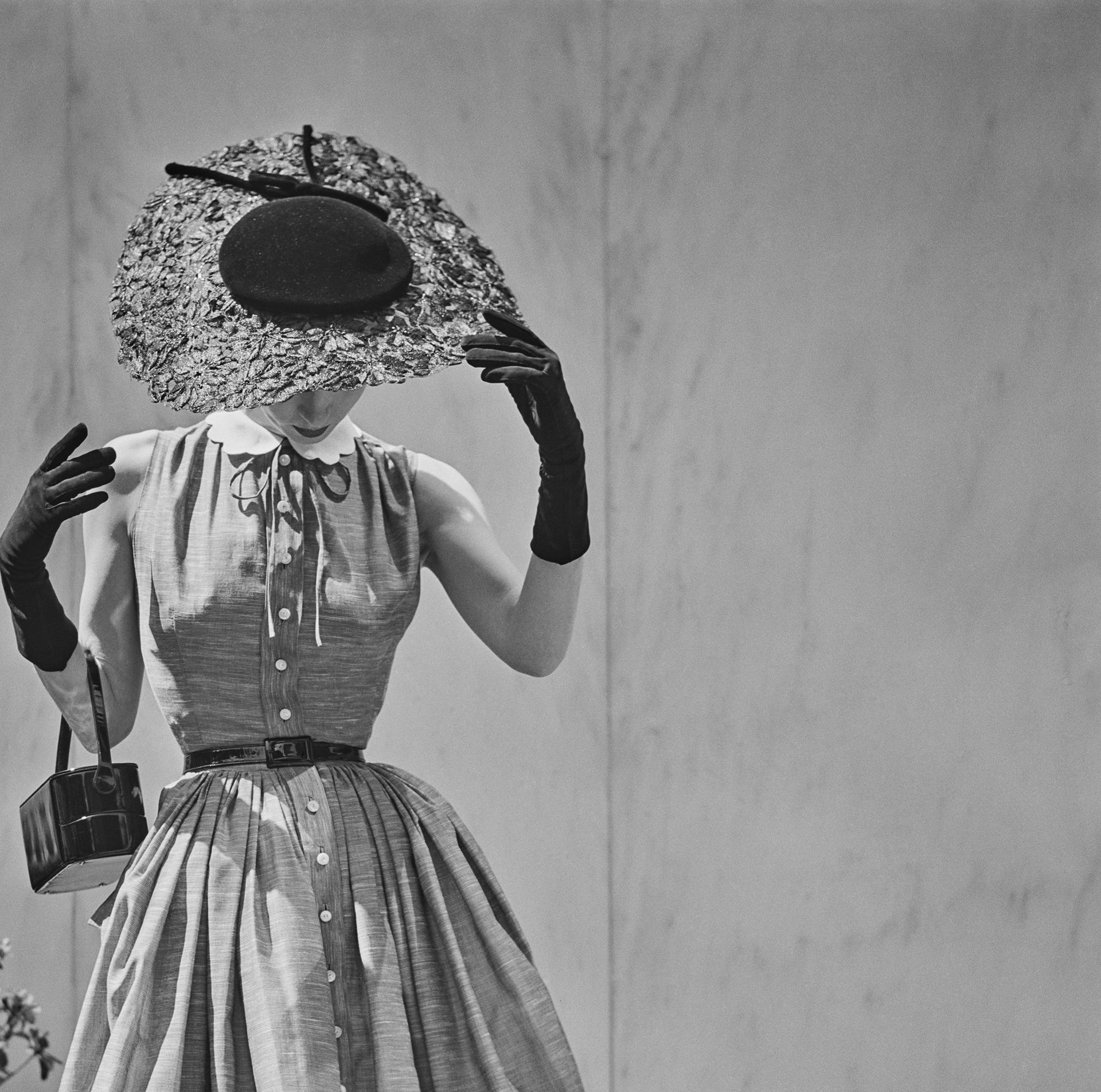 Dieses Porträtfoto des Society-Fotografen Slim Aarons aus der Mitte der 1950er Jahre zeigt eine junge Frau, die ein Outfit für einen Saks Fifth Avenue-Katalog modelliert.

Dies ist eine nachlassgestempelte und handnummerierte Auflage von 150 Stück
