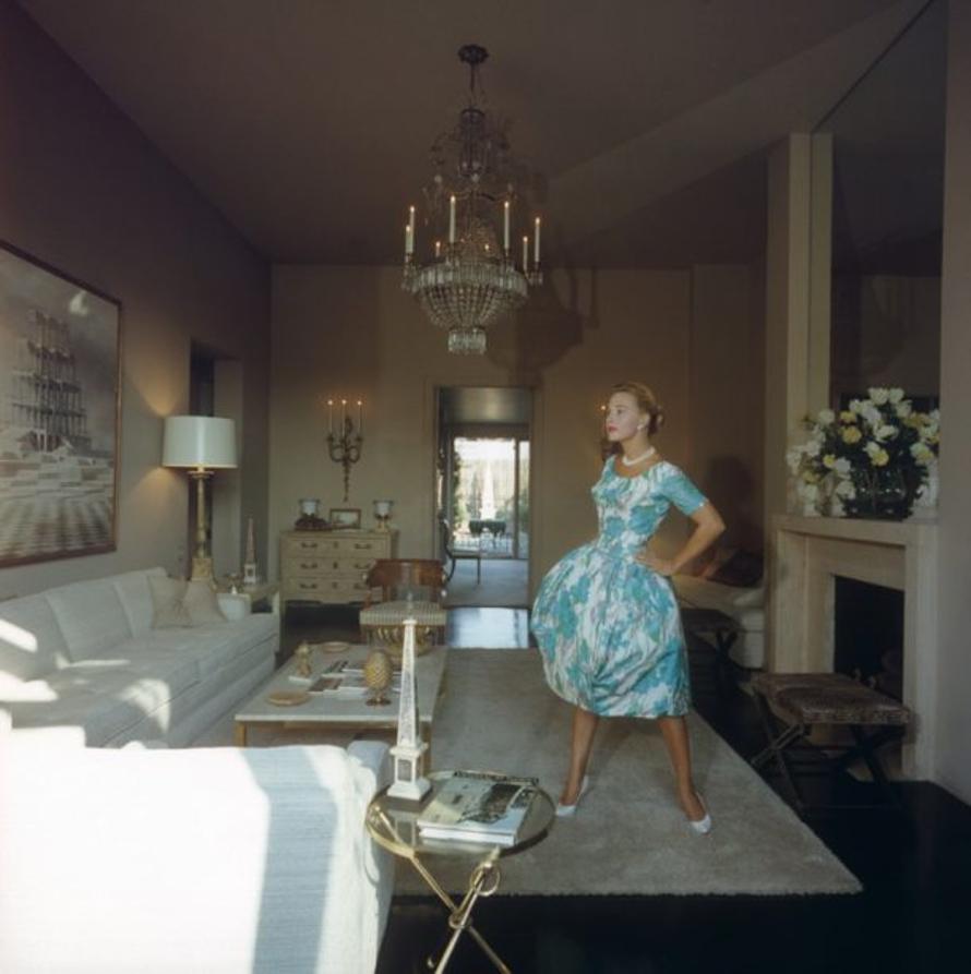 Casa San Diego 
1956
da Slim Aarons

Slim Aarons Edizione Limitata Estate

Una donna in abito da giorno nel salotto di una casa di San Diego, California, ottobre 1956. 

non incorniciato
c stampa di tipo
stampato 2023
20 x 20"  - formato