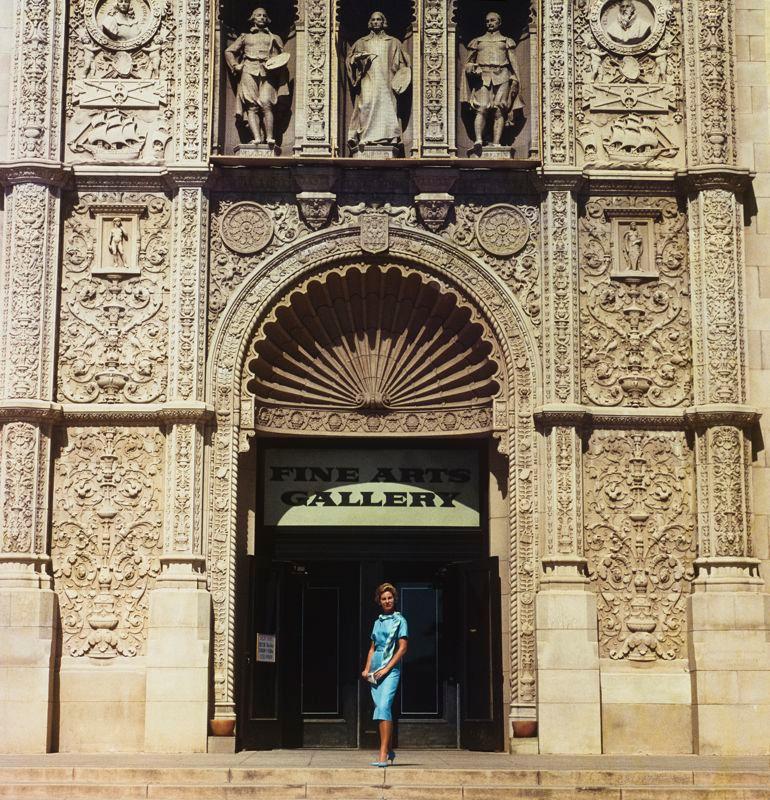 Color Photograph de Slim Aarons - Museo de Arte de San Diego (1956) Estampación limitada - Grande XL