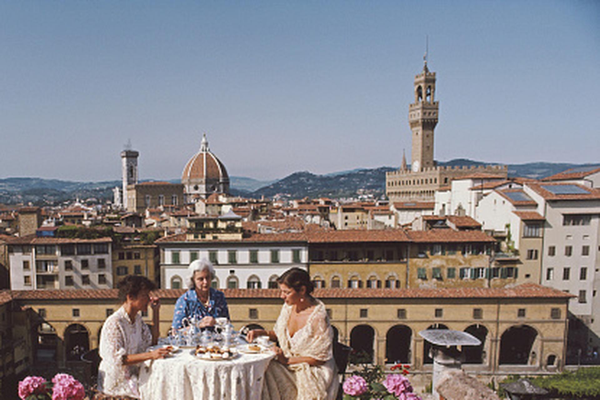 Cette photographie de paysage de la fin des années 1980, prise par le photographe mondain Slim Aarons, montre Santa et Serena Antonelli et un invité dînant à l'extérieur sur la terrasse de leur maison située au-dessus de la Via Giucciardini, à
