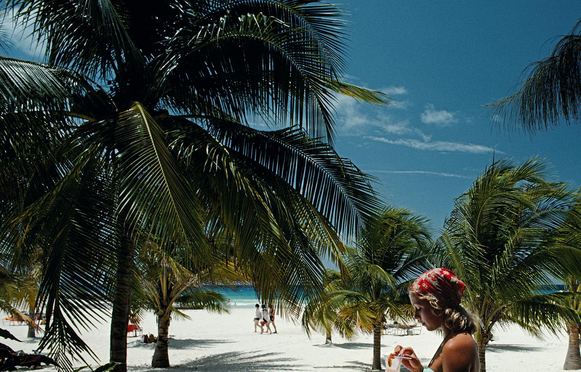 Sarah Williams, Barbados, Edizione Estate, Ritratto fotografico - Photograph di Slim Aarons