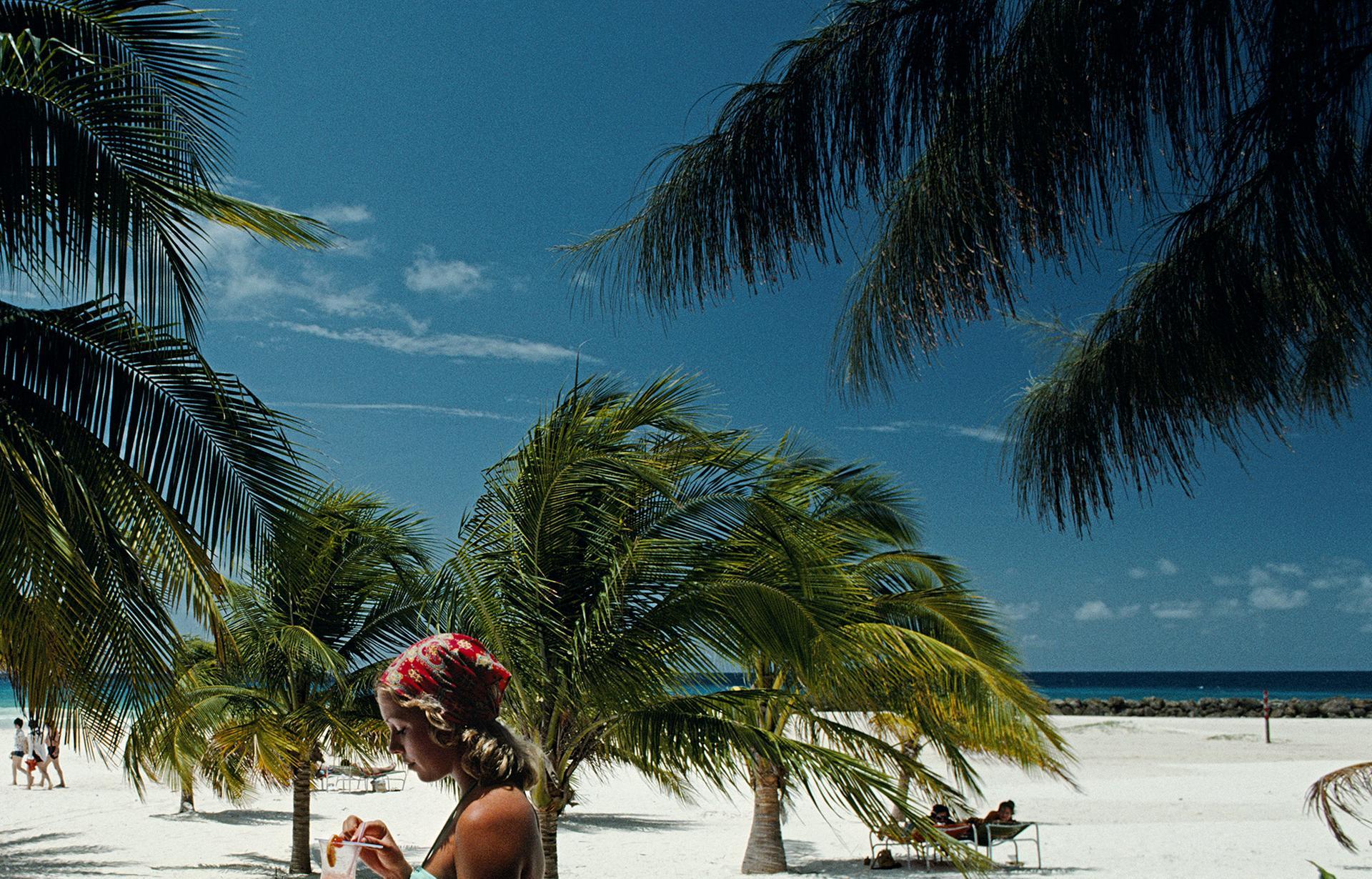 Sarah Marson Williams, Barbados, Edición de finca, Fotografía de retrato - Photograph Realista de Slim Aarons