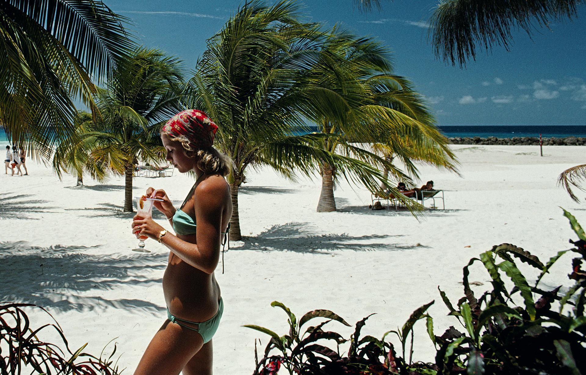 Sarah Marson Williams, Barbados, Edición de finca, Fotografía de retrato - Portrait Photograph Negro de Slim Aarons