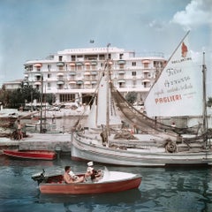 Hotel Savioli Spiaggia, stampa "C" di Slim Aarons, firmata dall'eredità dell'artista, 12x12"