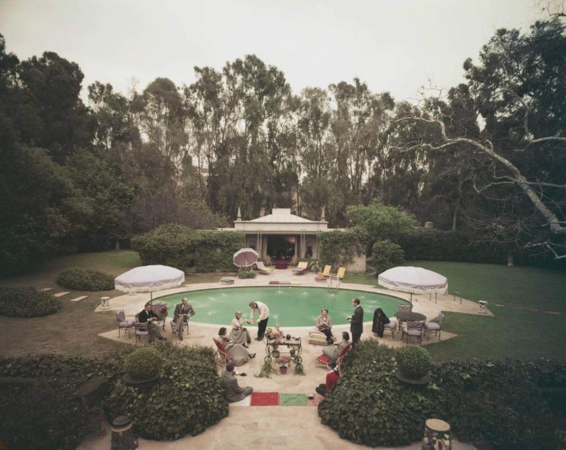 1960, Nachmittags-Tee am Pool an einem kalten Tag im Haus des Innenarchitekten James Pendleton in Beverly Hills. 

48 x 48 Zoll
$4500

40 x 40 Zoll
$3950

30 x 30 Zoll
$3350

20 x 20 Zoll
$2500

Kostenloser Versand an Ihren Einrahmer,