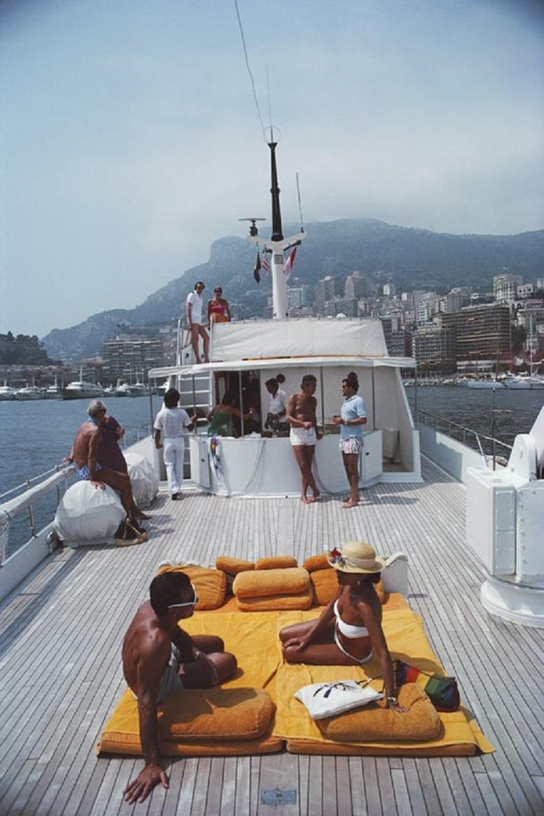 scotti's Yacht' 1981 Slim Aarons Limitierte Nachlassausgabe Druck 

Gäste an Bord der Yacht des italienischen Grafen Hannibal Scotti, "Scotland Cay", Hafen von Monte Carlo, Monaco, August 1981. 

Hergestellt aus der Originalfolie
Mitgeliefertes